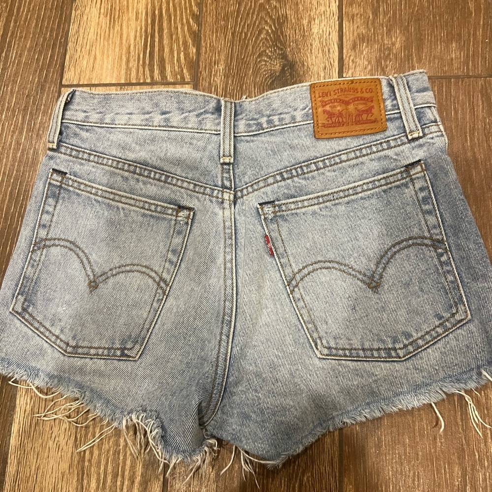 Super cute levi denim shorts